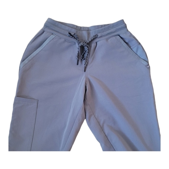 Jaanu Scrub Set - Picture 4 of 9